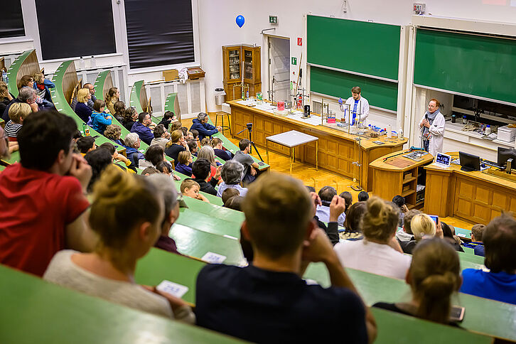 Chemie-Experimente im Auer-Welsbach-Hörsaal