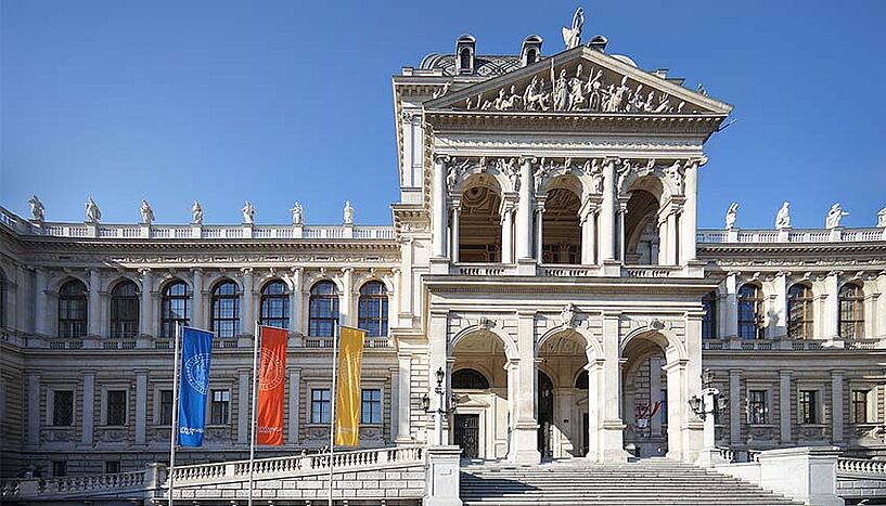 Frontansicht des Hauptgebäudes