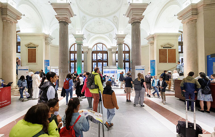 Besucher*innen in der Aula des Hauptgebäudes