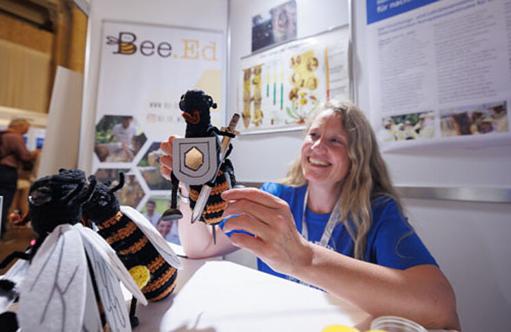 Wissenschafterin beim Stand zum Thema "Bee.Ed"