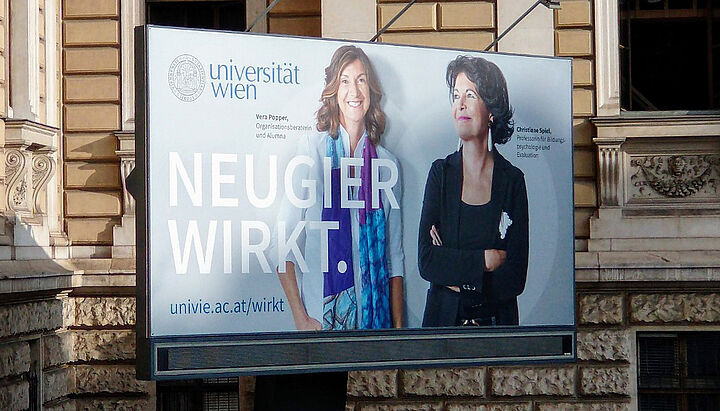 Billboard mit dem Text Neugier wirkt