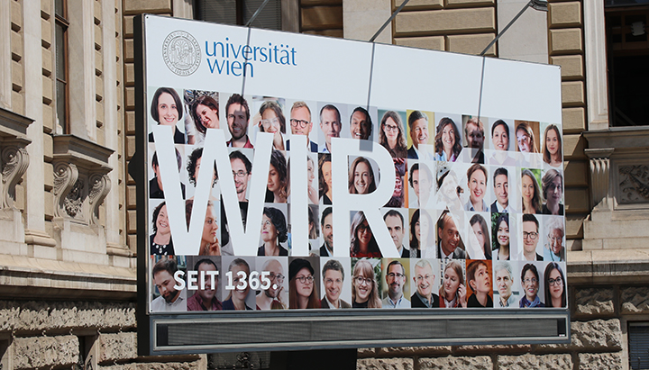 Billboard mit einer Collage an Gesichtern und dem darüber stehenden Text Wirkt